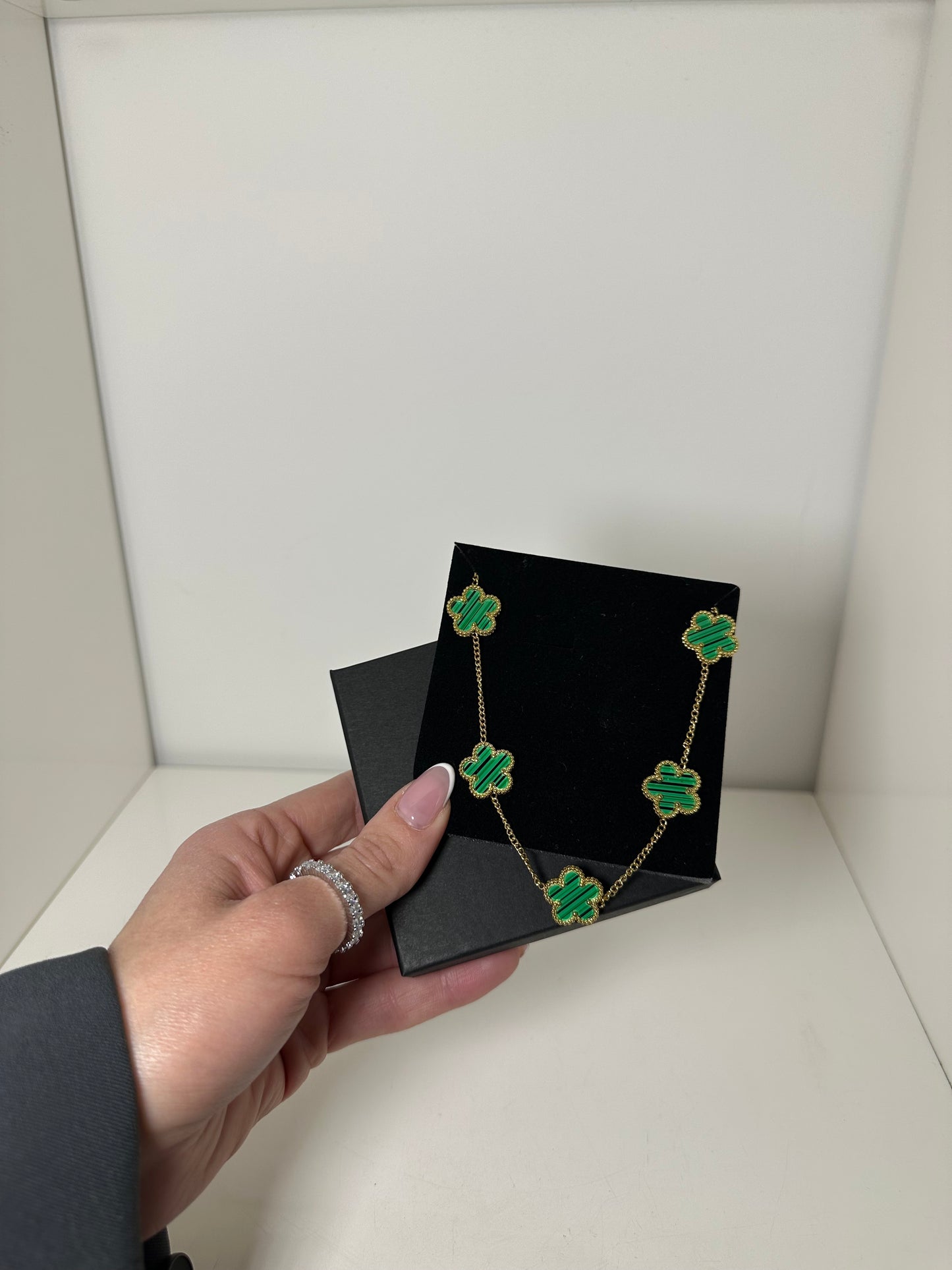 COLLIER DIANA
